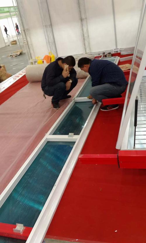 鋁材開啟式帶頂棚報欄 兼具實用性與美感的公共設(shè)施